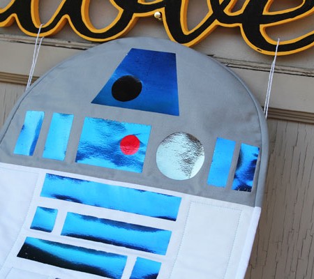 this R2D2 Quilt really shines - and is super easy to make!